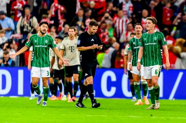 GER, DFB, FC Bayern Muenchen vs SV Werder Bremen 26 09 2025, Allianz Arena, Muenchen, GER, DFB, FC Bayern Muenchen vs SV Werder Bremen , in the picture disappointed disappointed sad dissapointed after the goal to 2 0 Yukinari Sugawara Werder Bremen 3 Jens Stage Werder Bremen 6 nordphotoxGmbHx xStraubmeier nph00004