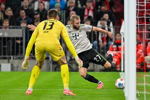 GER, Bayern, Muenchen, Fußball, FC Bayern Muenchen SV Werder Bremen, in der Allianz Arena, Muenchen, Bundesliga, 5 Spieltag, 26 09 25, v l Karl Hein SV Werder Bremen, 13 , Konrad Laimer FC Bayern Muenchen, 27 , Torschuss, im Angirff DFL DFB regulations prohibit any use of photographs as image sequences and or quasi video, Copyright: HMB-Media MichaelxNibel