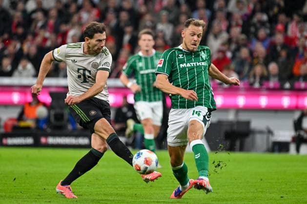GER, Bayern, Muenchen, Fußball, FC Bayern Muenchen SV Werder Bremen, in der Allianz Arena, Muenchen, Bundesliga, 5 Spieltag, 26 09 25, v l Leon Goretzka FC Bayern Muenchen, 8 , Senne Lynen SV Werder Bremen, 14 , Goal shot, block, duel for the ball, in attack DFL DFB regulations prohibit any use of photographs as image sequences and or quasi video, Copyright: HMB-Media MichaelxNibel