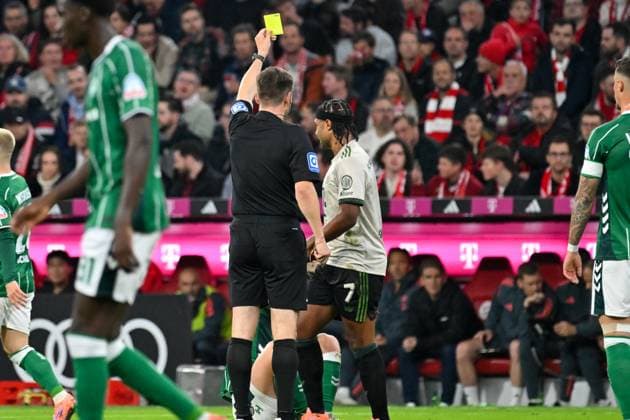 GER, Bayern, Muenchen, Fußball, FC Bayern Muenchen SV Werder Bremen, in der Allianz Arena, Muenchen, Bundesliga, 5 Spieltag, 26 09 25, v l Serge Gnabry FC Bayern Muenchen, 7 , Gelbe Karte DFL DFB regulations prohibit any use of photographs as image sequences and or quasi video, Copyright: HMB-Media MichaelxNibel