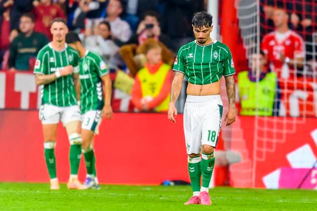 GER, DFB, FC Bayern Muenchen vs SV Werder Bremen 26 09 2025, Allianz Arena, Muenchen, GER, DFB, FC Bayern Muenchen vs SV Werder Bremen , in the picture disappointed disappointed sad dissapointed after the goal to 2 0 Cameron Puertas Werder Bremen 18 nordphotoxGmbHx xStraubmeier nph00004