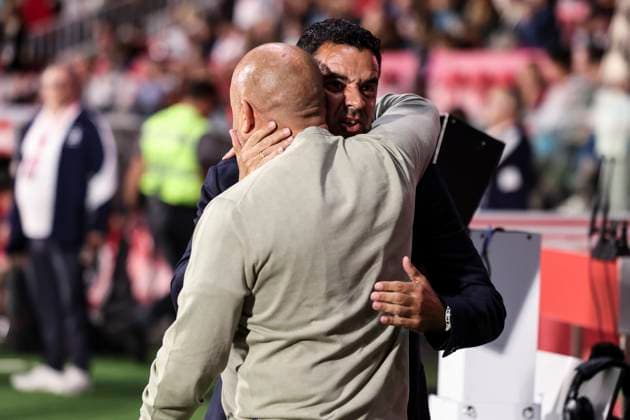 September 26, 2025, Girona, Girona, SPAIN: Michel, head coach of Girona FC, greets Manolo Gonzalez, head coach of RCD Espanyol, during the Spanish league, La Liga EA Sports, football match played between Girona FC and RCD Espanyol at Montilivi stadium on September 26, 2025 in Girona, Spain. Girona SPAIN - ZUMAa181 20250926_zaa_a181_130 Copyright: xJavierxBorregox