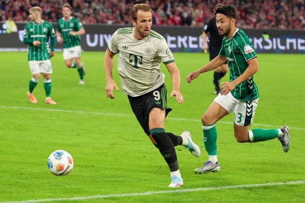 Harry Kane 9 FC Bayern Muenchen in duel with Yukinari Sugawara 3 SV Werder Bremen , FC Bayern Muenchen vs SV Werder Bremen, DFL, Bundesliga, Saison 2025 2026, Allianz Arena, Hinrunde, 5 Spieltag, 26 09 2025 DFB regulations prohibit any use of photographs as image sequences and or quasi video Muenchen Bayern Germany Copyright: xkolbert-press MartinxAgüerax