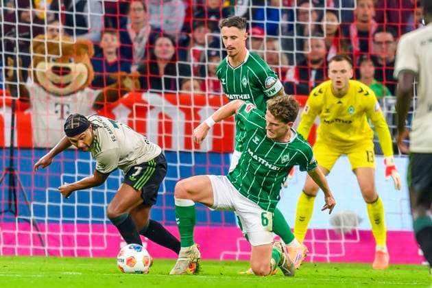 GER, DFB, FC Bayern Muenchen vs SV Werder Bremen 26 09 2025, Allianz Arena, Muenchen, GER, DFB, FC Bayern Muenchen vs SV Werder Bremen , in picture Serge Gnabry FCB 7 in duel against Jens Stage Werder Bremen 6 nordphotoxGmbHx xStraubmeier nph00004