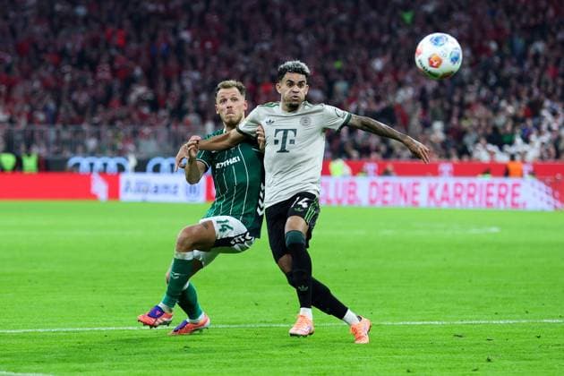 Soccer 1 Bundesliga 5 Matchday FC Bayern Munich SV Werder Bremen on 26 09 2025 at the Allianz Arena in Munich Senne Lynen Bremen , left Luis Diaz Munich , right DFL regulations prohibit any use of photographs as image sequences and or quasi video xMSx