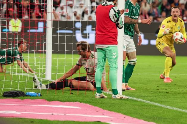 Harry Kane 9 FC Bayern Muenchen misses a ball caught by Karl Hein 13 SV Werder Bremen, who is cheering in the background, FC Bayern Muenchen vs SV Werder Bremen, DFL, Bundesliga, Saison 2025 2026, Allianz Arena, Hinrunde, 5 Spieltag, 26 09 2025 DFB regulations prohibit any use of photographs as image sequences and or quasi video Muenchen Bayern Germany Copyright: xkolbert-press MartinxAgüerax