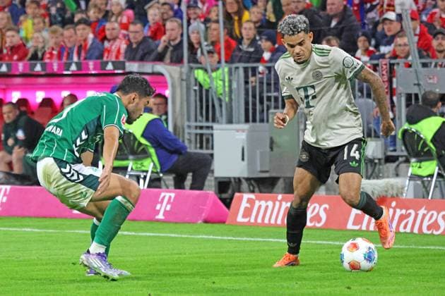 14 Luis Diaz FCB vs. 3 Yukinari Sugawara Bremen Action, duel, football 1 BL FC Bayern Munich SV Werder Bremen 26 09 2025 Allianz Arena PHOTO Mladen Lackovic LakoPress