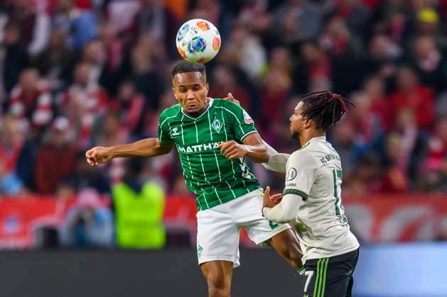 GER, DFB, FC Bayern Muenchen vs SV Werder Bremen 26 09 2025, Allianz Arena, Muenchen, GER, DFB, FC Bayern Muenchen vs SV Werder Bremen , in picture Felix Agu Werder Bremen 27 in duel against Michael Olise FCB 17 nordphotoxGmbHx xStraubmeier nph00004