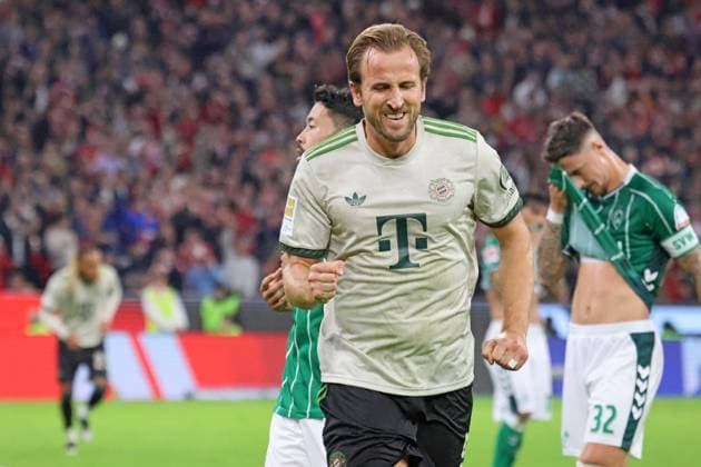 9 Harry Kane FCB scores the 2-0 goal from the penalty spot and cheers, cheers, goal celebration, Football 1 BL FC Bayern Munich SV Werder Bremen 26 09 2025 Allianz Arena PHOTO Mladen Lackovic LakoPress