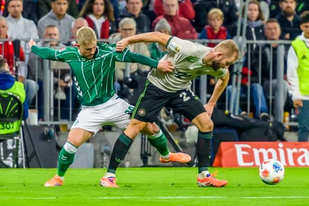 GER, DFB, FC Bayern Muenchen vs SV Werder Bremen 26 09 2025, Allianz Arena, Muenchen, GER, DFB, FC Bayern Muenchen vs SV Werder Bremen , in picture Romano Schmid Werder Bremen 20 in duel against Konrad Laimer FCB 27 nordphotoxGmbHx xStraubmeier nph00004