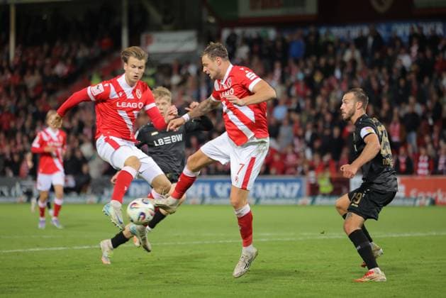 11 Moritz Hannemann Energie Cottbus, l , 7 Timmy Thiele Energie Cottbus, M , 29 Dominik Nothnagel Stuttgart, r Football 3 Liga 2025 2026 FC Energie Cottbus VfB Stuttgart II