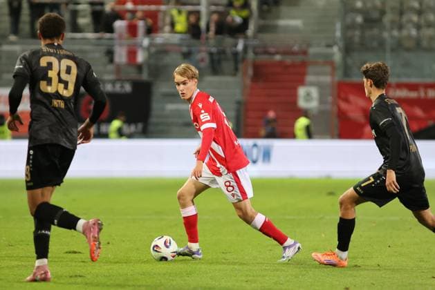 8 Lukas Michelbrink Energie Cottbus, M , 7 Lauri Penna Stuttgart, r Football 3 Liga 2025 2026 FC Energie Cottbus VfB Stuttgart II