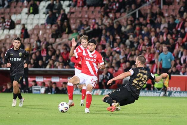 17 Can Moustfa Energie Cottbus, l , 29 Dominik Nothnagel Stuttgart Football 3 Liga 2025 2026 FC Energie Cottbus VfB Stuttgart II