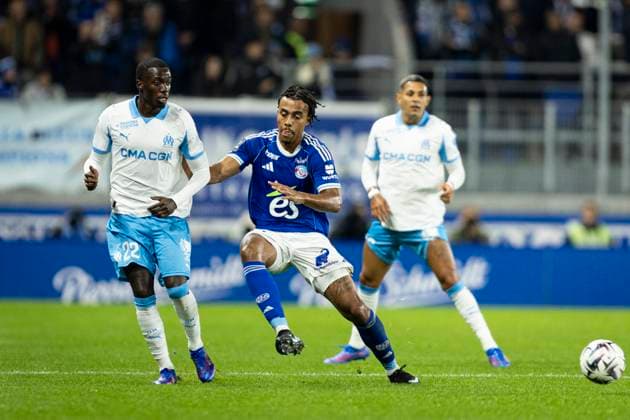 FOOTBALL: Ligue 1 Racing Strasbourg vs Marseille. 26 09 2025 STADE DE LA MEINAU GuÃ la DouÃ 22 (RCS) et Timothy Weah 22  Copyright: xelyxandroxcegarrax