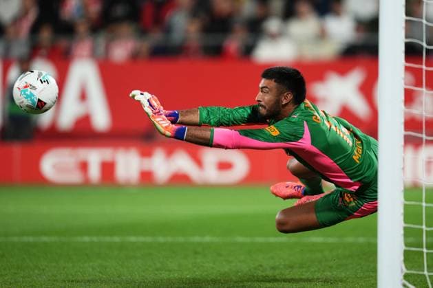 ESP: Girona FC v RCD Espanyol . Liga match 2025-2026, Date 7 Paulo Gazzaniga of Girona FC during the La Liga match 2025-2026, date 7 between Girona FC and RCD Espanyol played at Montilivi Stadium on September 26, 2025 in Girona, Spain. kpng Copyright: xBaguxBlancox xPRESSINx PS_240926_GIR_ESP_2526_008