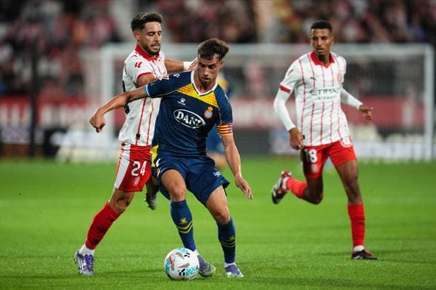 ESP: Girona FC v RCD Espanyol . Liga match 2025-2026, Date 7 Javi Puado of RCD Espanyol and Alex Moreno of Girona FC during the La Liga match 2025-2026, date 7 between Girona FC and RCD Espanyol played at Montilivi Stadium on September 26, 2025 in Girona, Spain. kpng Copyright: xBaguxBlancox xPRESSINx PS_240926_GIR_ESP_2526_020