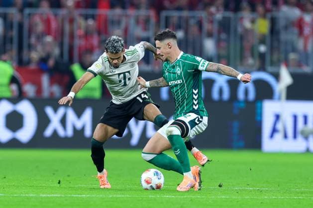 Soccer 1 Bundesliga 5 Matchday FC Bayern Munich SV Werder Bremen on 26 09 2025 at the Allianz Arena in Munich Luis Diaz Munich , left Marco Friedl Bremen , right DFL regulations prohibit any use of photographs as image sequences and or quasi video xMSx
