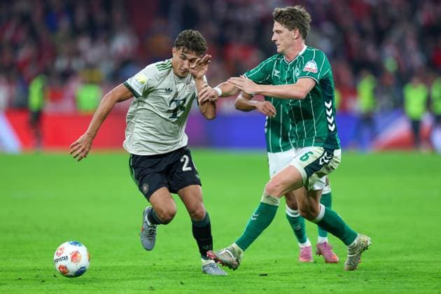 Soccer 1 Bundesliga 5 Matchday FC Bayern Munich SV Werder Bremen on 26 09 2025 at the Allianz Arena in Munich Tom Bischof Munich , left Jens Stage Bremen , right DFL regulations prohibit any use of photographs as image sequences and or quasi video xMSx