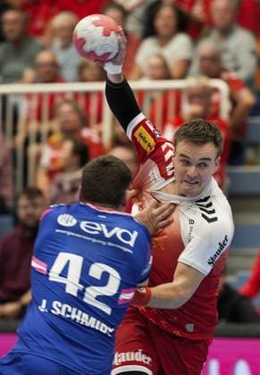 Handball in Essen FOR EDITORIAL PURPOSES ONLY EDITORIAL USE ONLY p Max Neuhaus of TUSEM Essen in a match against Jan Christian Schmidt of TSV Bayer Dormagen The match between TUSEM Essen and TSV Bayer Dormagen ended on 26 09 2025 at the Sporthalle Am Hallo, Ernestinenstraße 57 with X X Michael Gohl FUNKE Foto Services p Sport Deutschland Nordrhein Westfalen Essen Copyright MichaelxGohl Copyright: MichaelxGohl doc82kbbarum7bj3v98ciy ,EDITORIAL USE ONLY Copyright: MichaelxGohl