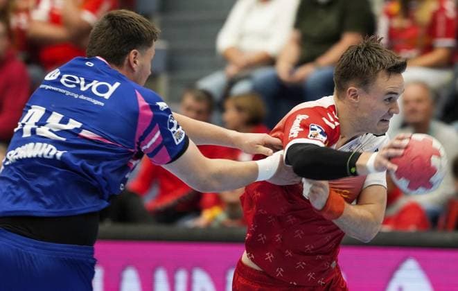 Handball in Essen FOR EDITORIAL PURPOSES ONLY EDITORIAL USE ONLY p Max Neuhaus of TUSEM Essen in a match against Jan Christian Schmidt of TSV Bayer Dormagen The match between TUSEM Essen and TSV Bayer Dormagen ended on 26 09 2025 at the Sporthalle Am Hallo, Ernestinenstraße 57 with X X Michael Gohl FUNKE Foto Services p Sport Deutschland Nordrhein Westfalen Essen Copyright MichaelxGohl Copyright: MichaelxGohl doc82kbbavflxv17nl797u7 ,EDITORIAL USE ONLY Copyright: MichaelxGohl