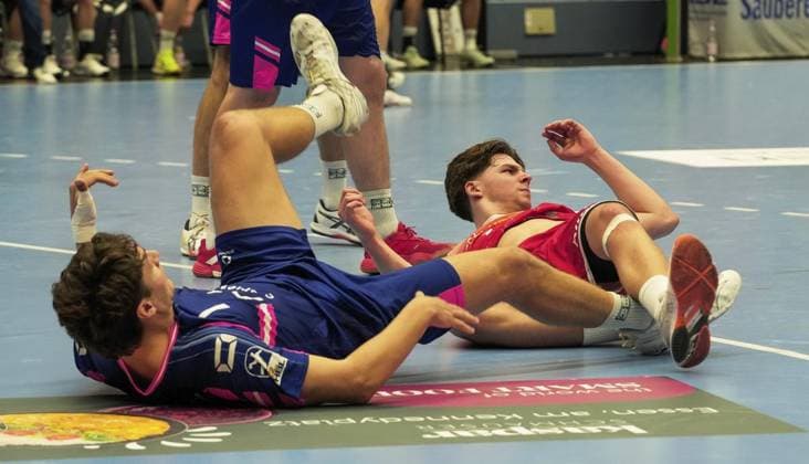 Handball in Essen FOR EDITORIAL PURPOSES ONLY EDITORIAL USE ONLY p Felix Göttler from TUSEM Essen in the match against Krischa Leis from TSV Bayer Dormagen The match between TUSEM Essen and TSV Bayer Dormagen ended on 26 09 2025 at the Sporthalle Am Hallo, Ernestinenstraße 57 with 38 40 Michael Gohl FUNKE Foto Services p Sport Deutschland Nordrhein Westfalen Essen Copyright MichaelxGohl Copyright: MichaelxGohl doc82kbbb6llqc1430yg5zc ,EDITORIAL USE ONLY Copyright: MichaelxGohl