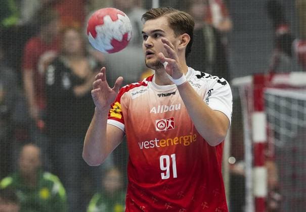 Handball in Essen FOR EDITORIAL PURPOSES ONLY EDITORIAL USE ONLY p Alexander Schoss from TUSEM Essen in the match against TSV Bayer Dormagen The match between TUSEM Essen and TSV Bayer Dormagen ended on 26 09 2025 at the Sporthalle Am Hallo, Ernestinenstraße 57 with 38 40 Michael Gohl FUNKE Foto Services p Sport Deutschland Nordrhein Westfalen Essen Copyright MichaelxGohl Copyright: MichaelxGohl doc82kbc6uu9hjasqsr5f0 ,EDITORIAL USE ONLY Copyright: MichaelxGohl