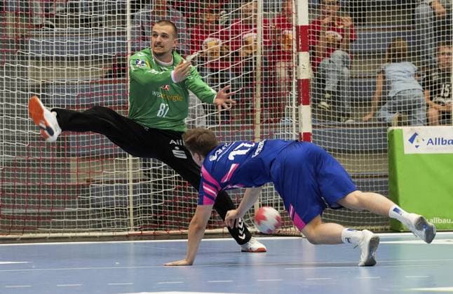 Handball in Essen FOR EDITORIAL PURPOSES ONLY EDITORIAL USE ONLY p Dominik Plaue from TUSEM Essen in a match against Felix Elias Böckenholt from TSV Bayer Dormagen The match between TUSEM Essen and TSV Bayer Dormagen ended on 26 09 2025 at the Sporthalle Am Hallo, Ernestinenstraße 57 with 38 40 Michael Gohl FUNKE Foto Services p Sport Deutschland Nordrhein Westfalen Essen Copyright MichaelxGohl Copyright: MichaelxGohl doc82kbc8gn8y8av1tqka7 ,EDITORIAL USE ONLY Copyright: MichaelxGohl