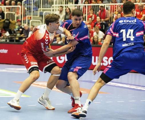 Handball in Essen FOR EDITORIAL PURPOSES ONLY EDITORIAL USE ONLY p Felix Göttler from TUSEM Essen in a match against Jan Christian Schmidt from TSV Bayer Dormagen The match between TUSEM Essen and TSV Bayer Dormagen ended on 26 09 2025 at the Sporthalle Am Hallo, Ernestinenstraße 57 with 38 40 Michael Gohl FUNKE Foto Services p Sport Deutschland Nordrhein Westfalen Essen Copyright MichaelxGohl Copyright: MichaelxGohl doc82kbc8u8mlg1lr04u7u7 ,EDITORIAL USE ONLY Copyright: MichaelxGohl