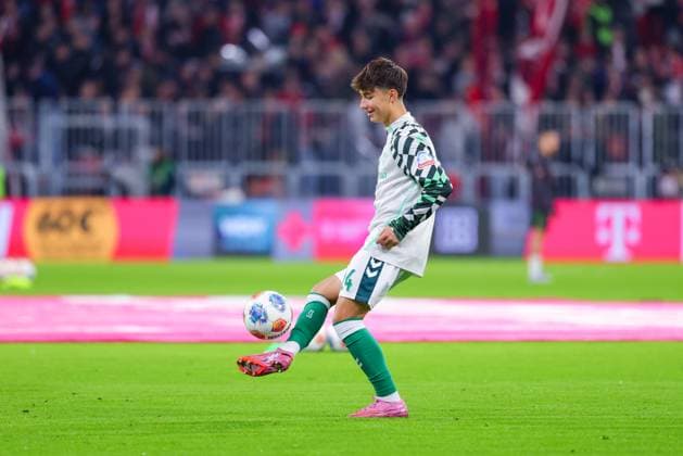 Patrice Covic 24, SV Werder Bremen , during the warm-up at the match between FC Bayern Munich v SV Werder Bremen, Football, Men, Bundesliga, 2025 2026, Matchday 5 on 26 09 2025 in Munich, Allianz Arena DFL and DFB regulations prohibit any use of photographs as image sequences and or quasi video Bayern Germany