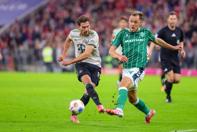 Leon Goretzka 8, FC Bayern Munich and Senne Lynen 14, SV Werder Bremen at the match between FC Bayern Munich v SV Werder Bremen, Football, Men, Bundesliga, 2025 2026, Matchday 5 on 26 09 2025 in Munich, Allianz Arena DFL and DFB regulations prohibit any use of photographs as image sequences and or quasi video Bayern Germany
