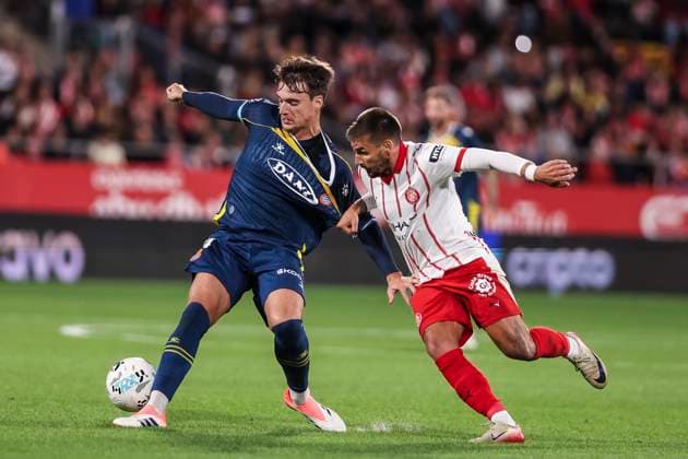 September 26, 2025, Girona, Girona, SPAIN: Urko Gonzalez de Zarate of RCD Espanyol and Portu of Girona FC fight for the ball during the Spanish league, La Liga EA Sports, football match played between Girona FC and RCD Espanyol at Montilivi stadium on September 26, 2025 in Girona, Spain. Girona SPAIN - ZUMAa181 20250926_zaa_a181_163 Copyright: xJavierxBorregox
