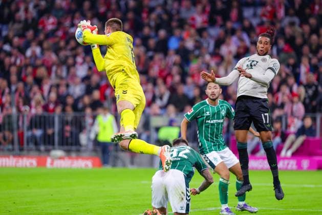 Karl Hein 13, SV Werder Bremen in front of Michael Olise 17, FC Bayern München at the match between FC Bayern München v SV Werder Bremen, Football, Men, Bundesliga, 2025 2026, Matchday 5 on 26 09 2025 in Munich, Allianz Arena DFL and DFB regulations prohibit any use of photographs as image sequences and or quasi video Bayern Germany