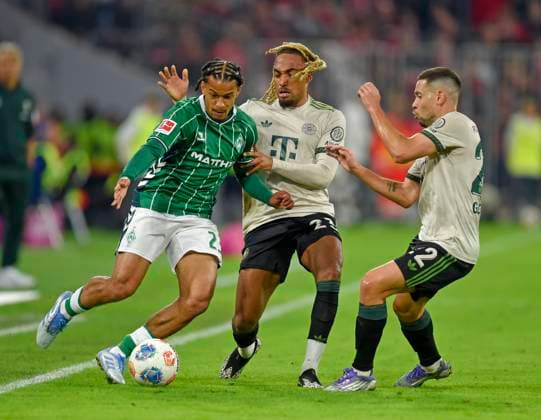 26 09 2025, Soccer Bundesliga 2025 2026, Matchday 5, FC Bayern Munich SV Werder Bremen, in the Allianz Arena Munich, f l Isaac Schmidt Werder Bremen vs Sacha Boey FC Bayern Munich and Raphael Guerreiro FC Bayern Munich DFL and DFB regulations prohibit any use of photographs as image sequences and or quasi video