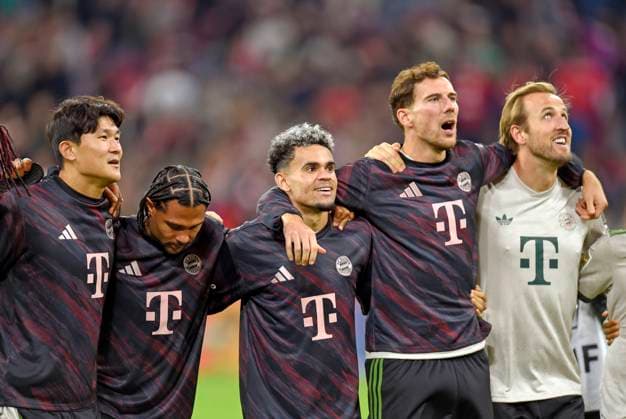 26 09 2025, Soccer Bundesliga 2025 2026, Matchday 5, FC Bayern Munich SV Werder Bremen, in the Allianz Arena Munich, Final cheer from l Min jae Kim Bayern Munich, Minjae Kim , Serge Gnabry FC Bayern Munich , Luis Diaz FC Bayern Munich , Leon Goretzka FC Bayern Munich and Harry Kane FC Bayern Munich DFL and DFB regulations prohibit any use of photographs as image sequences and or quasi video
