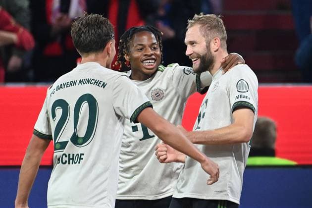 Goal celebration Konrad LAIMER Bayern Muenchen after goal to 4 0 with Tom BISCHOF Bayern Muenchen and Wisdom MIKE Bayern Muenchen, left, cheering, joy, enthusiasm, action Football 1 Bundesliga Season 2025 2026, Matchday 5, Matchday 05 FC Bayern Muenchen SV Werder Bremen 4 0 on 26 09 2025 , A L L I A N Z A R E N A