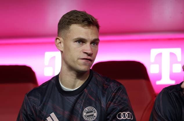 Football, Men, Bundesliga, Season 2025 2026, FC Bayern Munich SV Werder Bremen, Allianz Arena Joshua Kimmich FC Bayern Munich sitting on the substitutes bench, bench, head, Portrait DFB, DFL regulations prohibit any use of photographs as image sequences and or quasi video