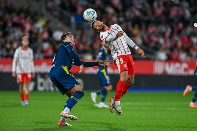 GIRONA FC vs RCD ESPANYOL Montilivi Municipal Stadium. Girona. September 26,2025 GIRONA FC-RCD ESPANYOL September 26,2025 Urko (4) of RCD Espanyol vies with Portu (24) of Girona FC during the match between Girona FC and Real Betis corresponding to the seven day of La Liga EA Sports at Montilivi Municipal Stadium in Girona, Spain. Girona ESP Copyright: xS.xRosx