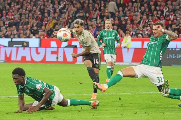 14 Luis Diaz FCB vs 31 Karim Coulibaly, 32 Marco Friedl Bremen Football 1 BL FC Bayern Munich SV Werder Bremen 26 09 2025 Allianz Arena PHOTO Mladen Lackovic LakoPress