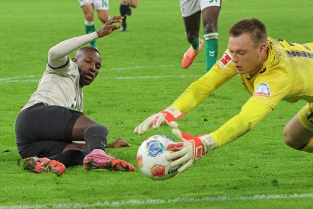 11 Nicolas Jackson FCB against goalkeeper, 13 Karl Hein Bremen action, duel, football 1 BL FC Bayern Munich SV Werder Bremen 26 09 2025 Allianz Arena PHOTO Mladen Lackovic LakoPress
