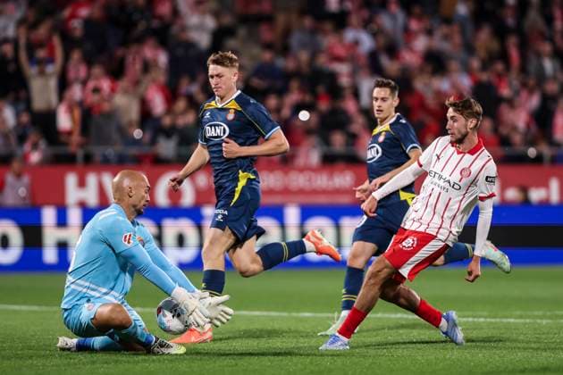 September 26, 2025, Girona, Girona, SPAIN: Vladyslav Vanat of Girona FC and Marko Dmitrovic of RCD Espanyol in action during the Spanish league, La Liga EA Sports, football match played between Girona FC and RCD Espanyol at Montilivi stadium on September 26, 2025 in Girona, Spain. Girona SPAIN - ZUMAa181 20250926_zaa_a181_173 Copyright: xJavierxBorregox