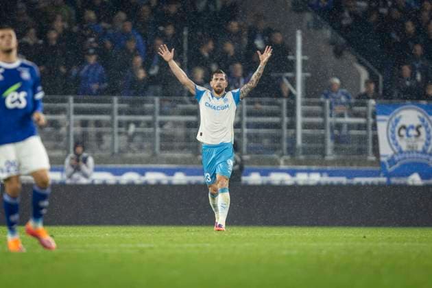 FOOTBALL: Ligue 1 Racing Strasbourg vs Marseille. 26 09 2025 STADE DE LA MEINAU cÃ lÃ bration de l Ã quipe de Marseille avec ses supporters  Copyright: xelyxandroxcegarrax