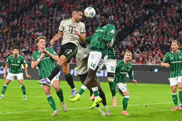 Penalty area scene with Raphael GUERREIRO Bayern Muenchen ,Action,duel against Victor BONIFACE Werder Bremen Soccer 1 Bundesliga Season 2025 2026, Matchday 5, Matchday 05 FC Bayern Muenchen SV Werder Bremen 4 0 on 26 09 2025 , A L L I A N Z A R E N A