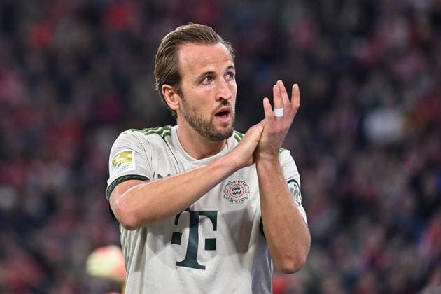 Harry KANE Bayern Muenchen at substitution, clapping applause, action,single picture,cropped single motif,half figure,half figure Football 1 Bundesliga season 2025 2026, 5 Matchday, Matchday05 FC Bayern Muenchen SV Werder Bremen 4 0 on 26 09 2025 , A L L I A N Z A R E N A