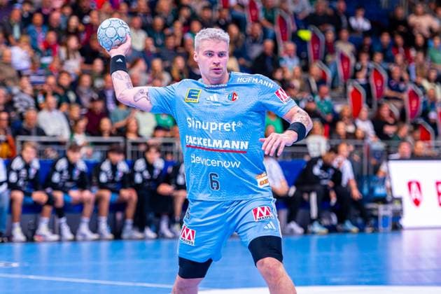 Marek Nissen HC Erlangen, No. 6 v l , TSV Hannover Burgdorf green against HC Erlangen light blue on matchday 6 of the 2025 2026 season in the DAIKIN Handball Bundesliga 26 09 2025, ZAG Arena Hannover, GER , Copyright: xJanxGuentherx xTSVxHannover-Burgdorfx