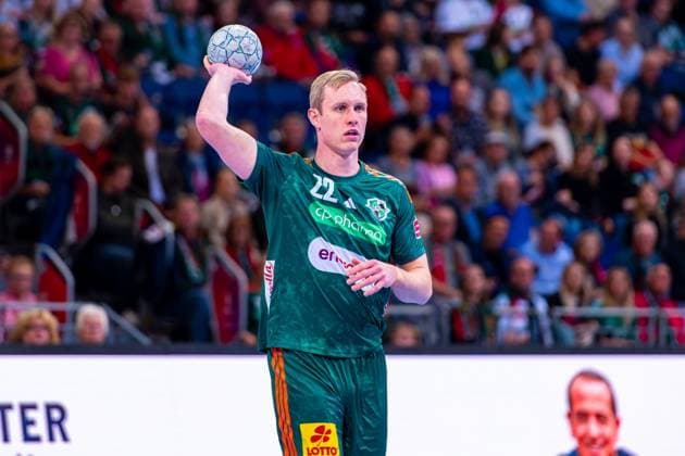 Marian Michalczik TSV Hannover Burgdorf, No. 22 v l , TSV Hannover Burgdorf green against HC Erlangen light blue on matchday 6 of the 2025 2026 season in the DAIKIN Handball Bundesliga 26 09 2025, ZAG Arena Hannover, GER , Copyright: xJanxGuentherx xTSVxHannover-Burgdorfx