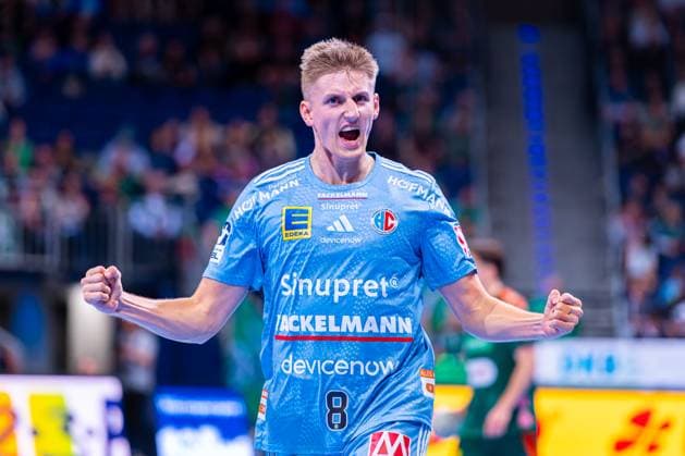 Sander Andreassen overjordet HC Erlangen, Nr 8 v l , TSV Hannover Burgdorf green against HC Erlangen light blue on matchday 6 of the 2025 2026 season in the DAIKIN Handball Bundesliga 26 09 2025, ZAG Arena Hannover, GER , Copyright: xJanxGuentherx xTSVxHannover-Burgdorfx