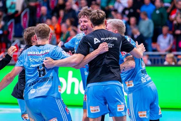 Florian Scheerer HC Erlangen, No. 10 v l , TSV Hannover Burgdorf green against HC Erlangen light blue on matchday 6 of the 2025 2026 season in the DAIKIN Handball Bundesliga 26 09 2025, ZAG Arena Hannover, GER , Copyright: xJanxGuentherx xTSVxHannover-Burgdorfx