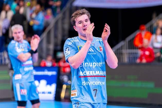 Yannik Bialowas HC Erlangen, No. 7 v l , TSV Hannover Burgdorf green against HC Erlangen light blue on matchday 6 of the 2025 2026 season in the DAIKIN Handball Bundesliga 26 09 2025, ZAG Arena Hannover, GER , Copyright: xJanxGuentherx xTSVxHannover-Burgdorfx