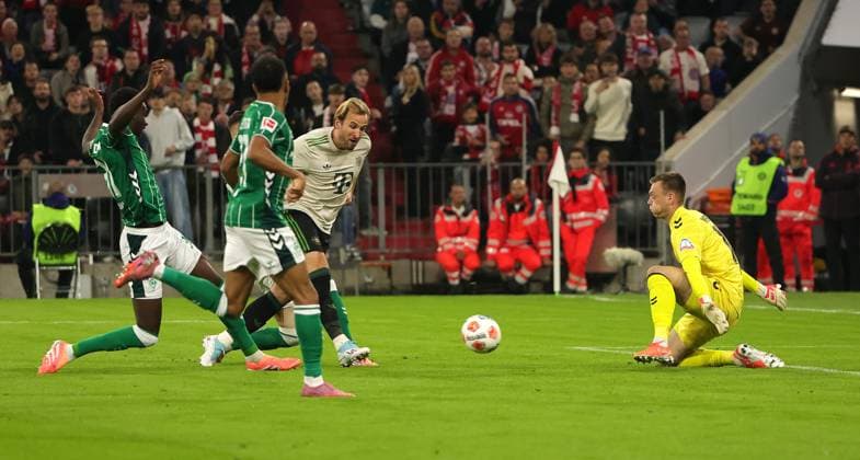 26 09 2025, FC Bayern vs Werder Bremen, Allianz Arena Muenchen, Football, Sport, in the picture Harry Kane FC Bayern Muenchen fails against Karl Hein Bremen