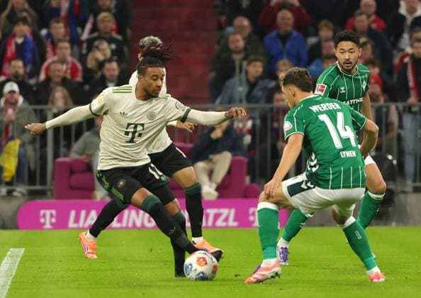 26 09 2025, FC Bayern vs Werder Bremen, Allianz Arena Muenchen, Soccer, Sports, in the picture Michael Olise FC Bayern Muenchen vs Senne Lynen Bremen and Yukinari Sugawara Bremen